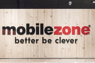 Mobilezone explique cette décision par le fait que les clients ont privilégié ces dernières années le service de réparation à distance, en envoyant leur appareil défectueux directement à l'atelier de Rotkreuz (archives).